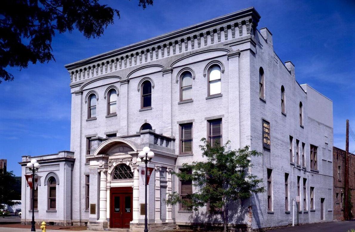 The outside of the Chemung Valley History Museum